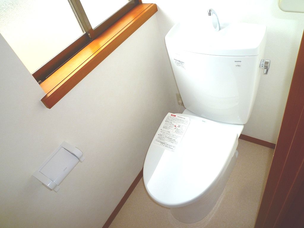 ２階戸建　賃貸用リフォーム【やねきハウスのリフォーム】：トイレ